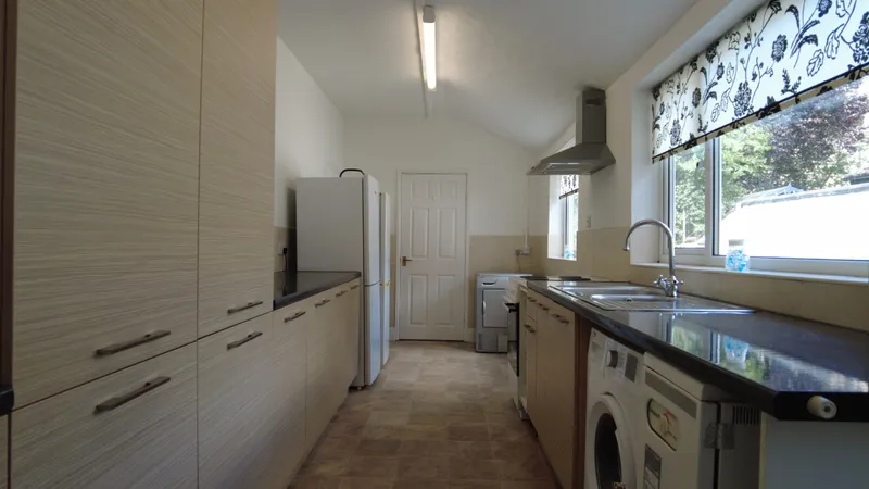 Cosy 4 Bedroom 2 Bathroom // House 2026/7 - Image 2