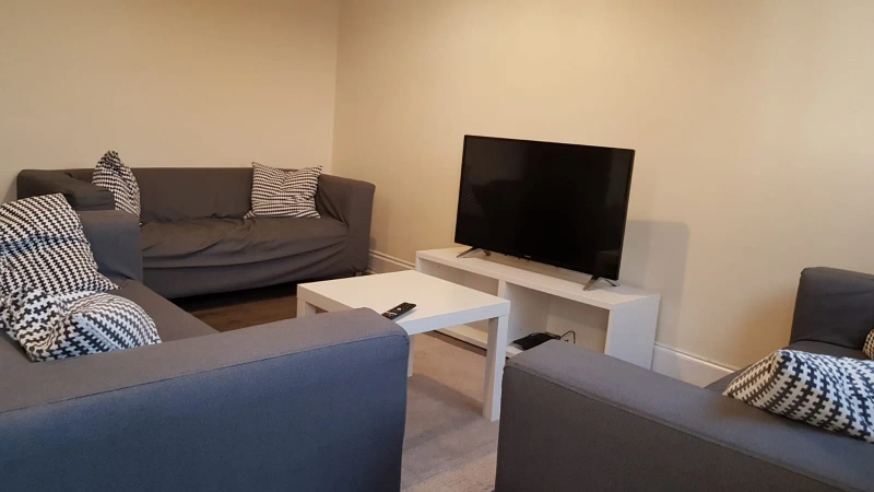 Bills Inclusive - Monks Road - 5 Bed - Thumbnail 2
