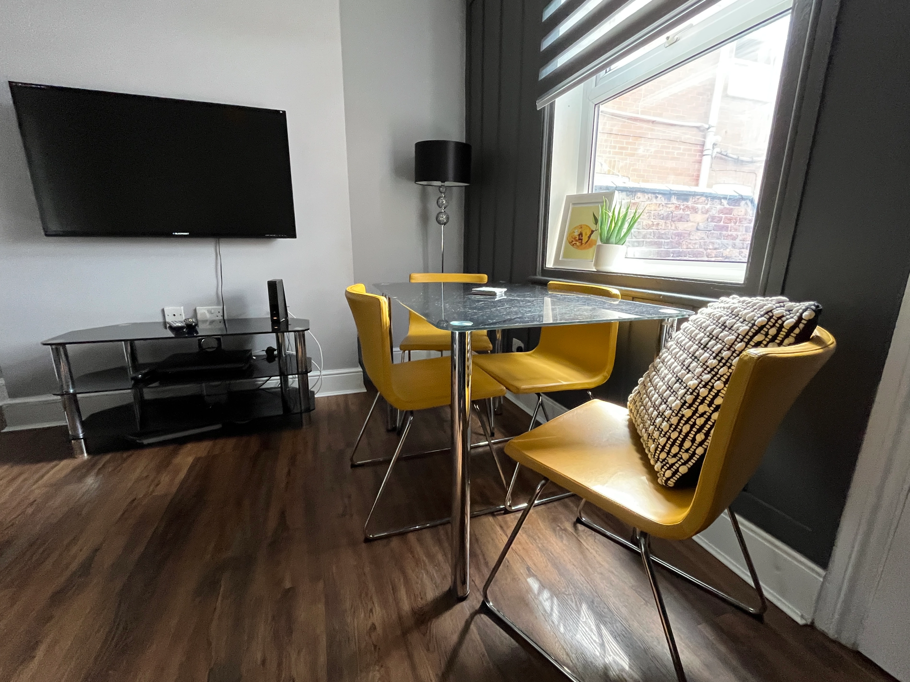 42 Kesteven Street - 2 bed *Exclusive Deal* - Image 1
