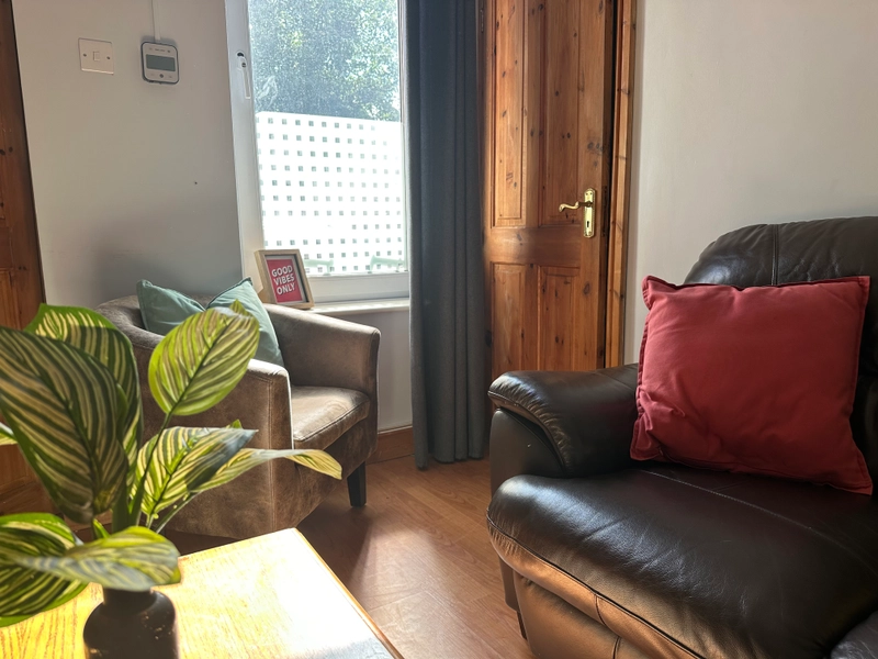 3-Bed House | Bills Inc | Private Study | Large Garden - Thumbnail 4