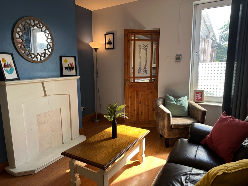 3-Bed House | Bills Inc | Private Study | Large Garden - Thumbnail 1