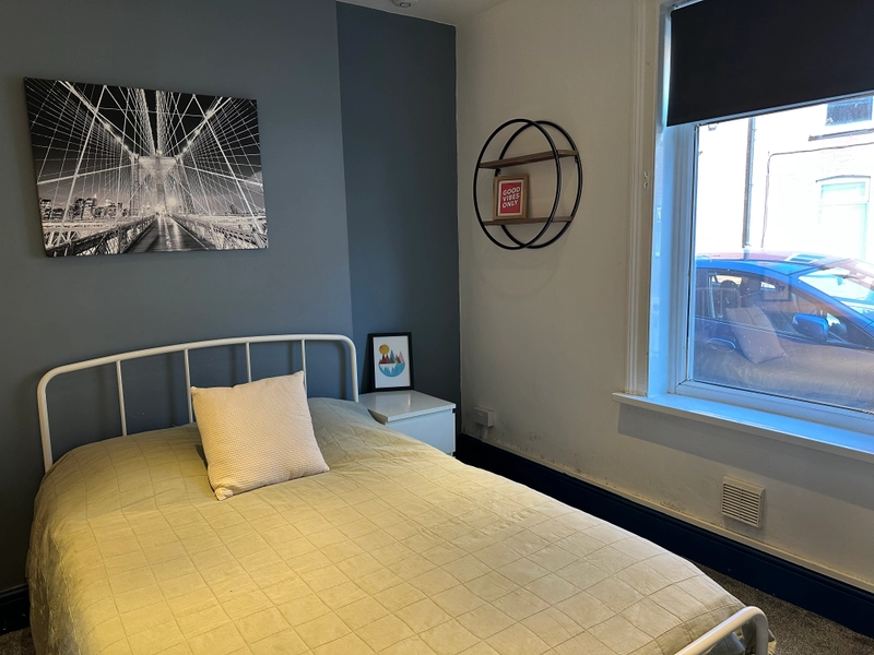 Hood Street | 3 Bed & 2 Bath | Bills Included - Thumbnail 3