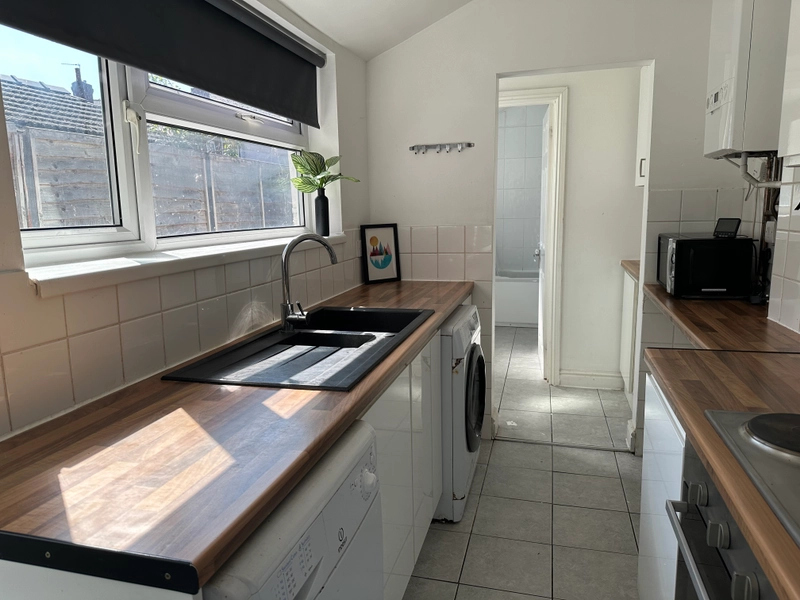 Hood Street | 3 Bed & 2 Bath | Bills Included - Thumbnail 2