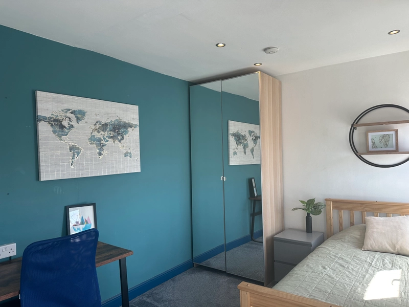 Hood Street | 3 Bed & 2 Bath | Bills Included - Thumbnail 11