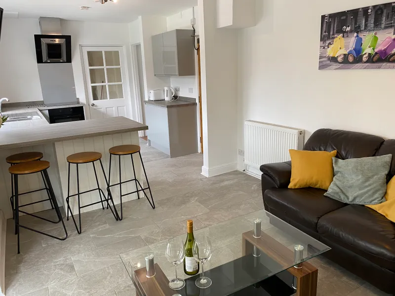 Large 6 Bed  Student House // JUL 2026 - Thumbnail 1