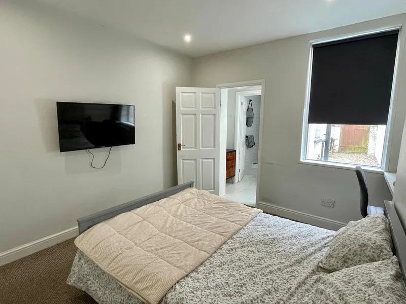 Luxury // St Andrews St // 2 Bed // AUG 2026 - Image 5