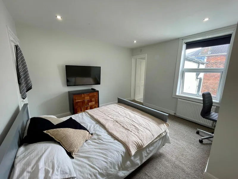 Luxury // St Andrews St // 2 Bed // AUG 2026 - Image 9