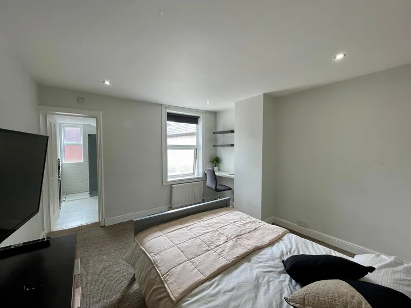 Luxury // St Andrews St // 2 Bed // AUG 2026 - Image 7