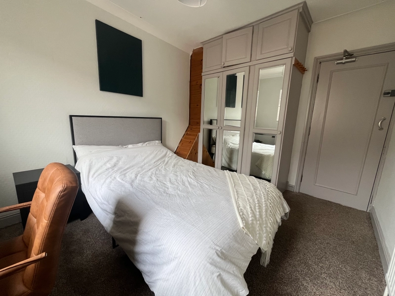Spare rooms in the West end - View Now - Thumbnail 6