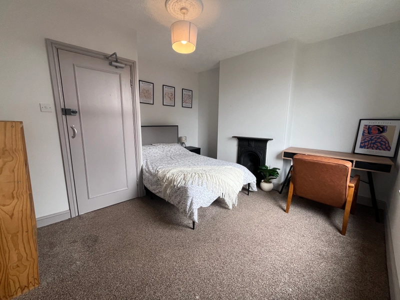 Spare rooms in the West end - View Now - Thumbnail 2