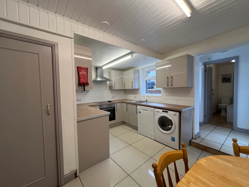 Spare rooms in the West end - View Now - Thumbnail 3