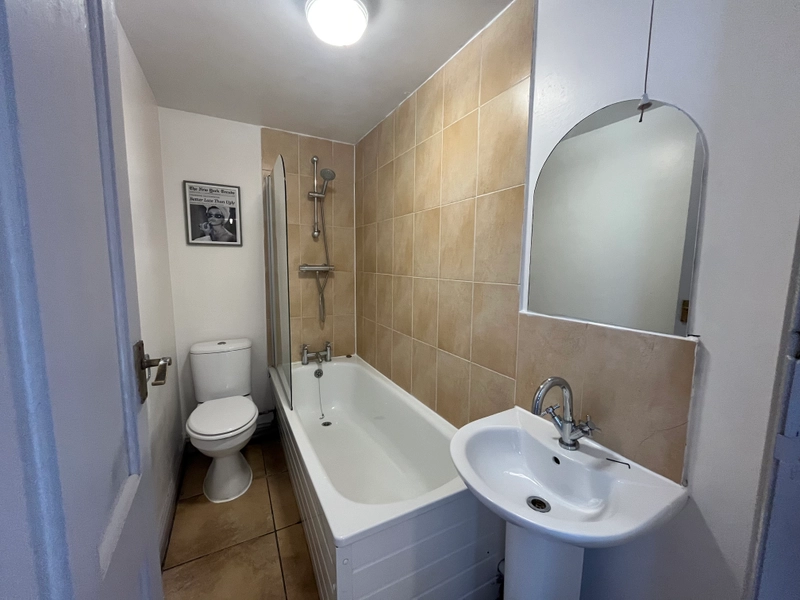Spare rooms in the West end - View Now - Thumbnail 4