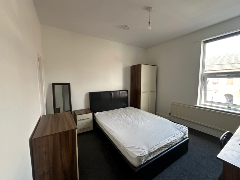 4 Bedroom Student House - Bills Included - Thumbnail 4