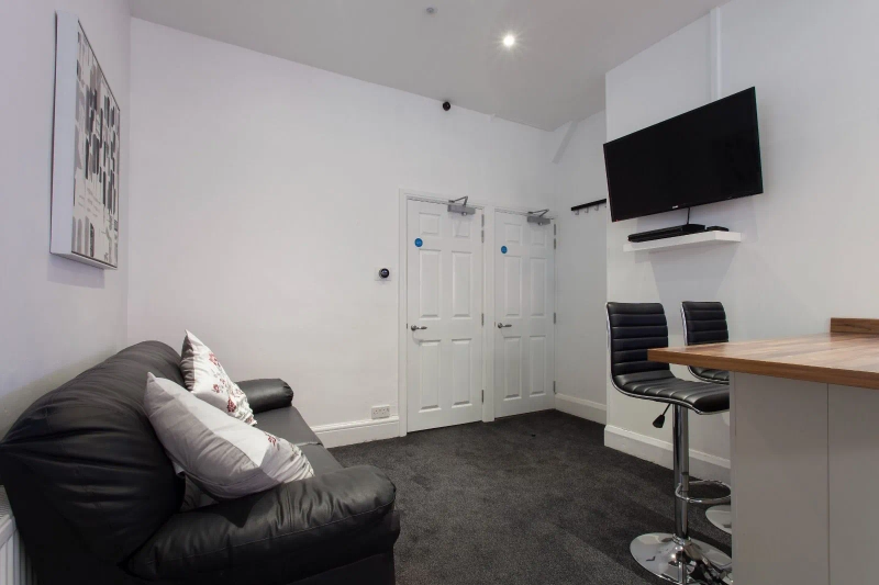 6 Bedroom student house, Wiverton Road NG7 6NP - Thumbnail 3