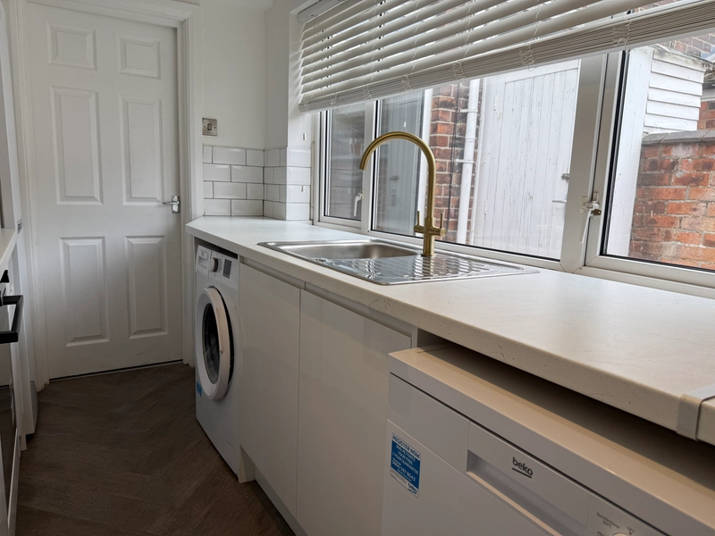 Spare Rooms - Student House - West end - Image 9