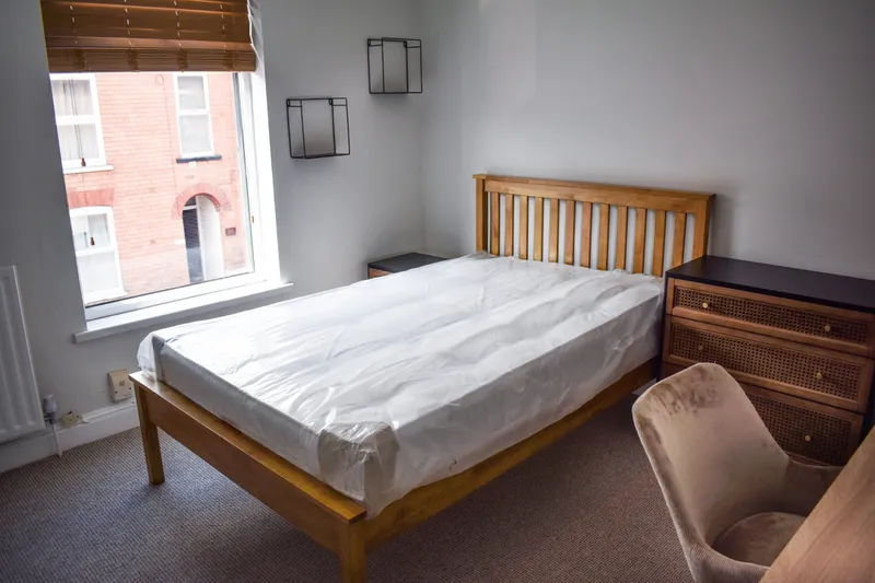 Thesiger Street - 4 Bed, 1 Room Available Now - Image 2