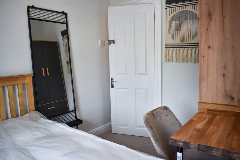 Thesiger Street - 4 Bed, 1 Room Available Now - Image 4