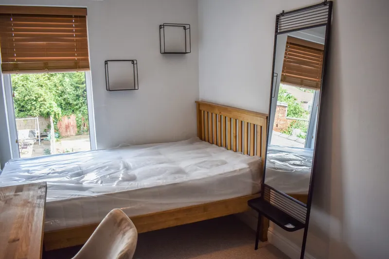 Thesiger Street - 4 Bed, 1 Room Available Now - Image 6