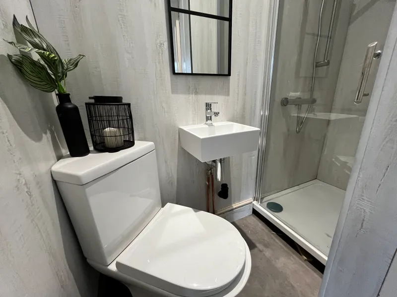 Spare Rooms // 3 BED & 3 BATH // AVAILABLE NOW!!! - Image 9