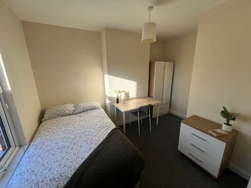 Large Property // Portland Street // AVAILABLE NOW!!! - Image 2