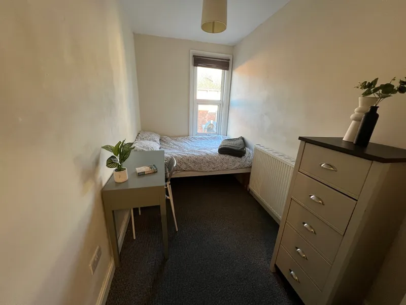 Large Property // Portland Street // AVAILABLE NOW!!! - Image 11