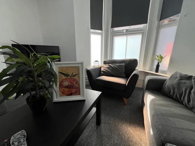 All Ensuites // Extra Large 7 Bed // Monks Rd // SEPT 2026 - Image 2