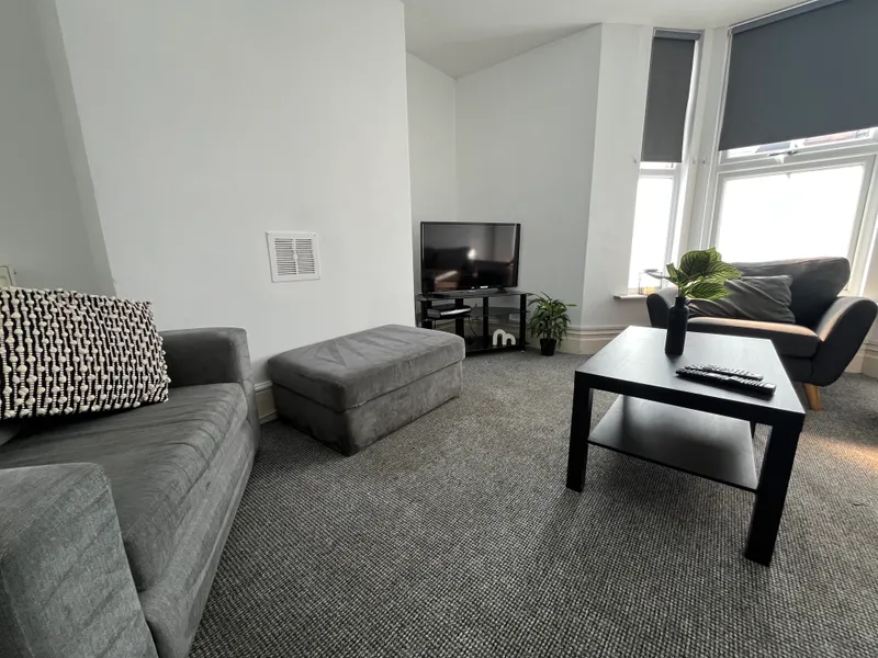 All Ensuites // Extra Large 7 Bed // Monks Rd // SEPT 2026 - Image 3