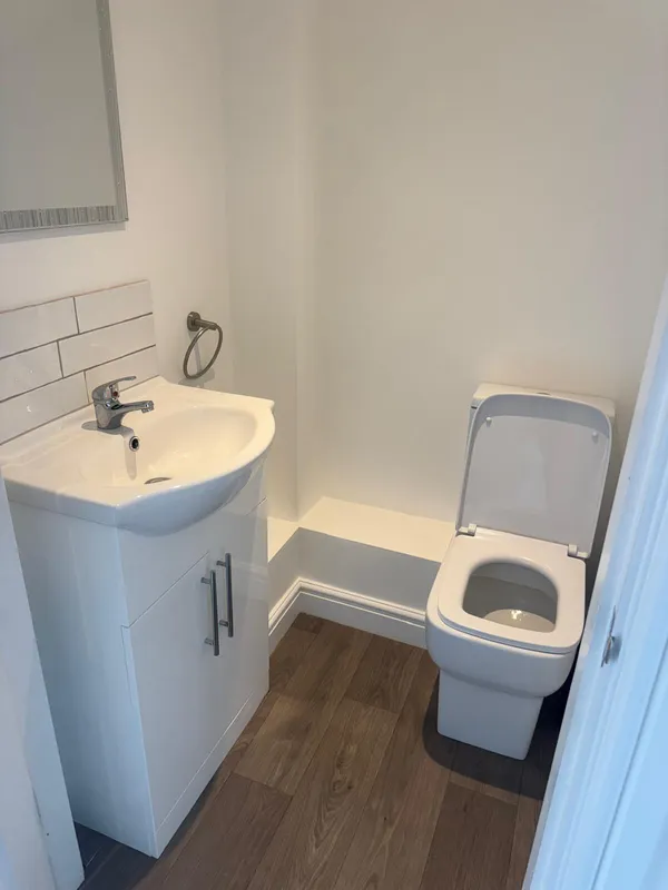 Ensuite // High Street // 1 Bed Apartment // JULY 2026 - Image 5
