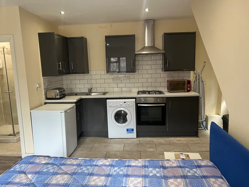 Derby Grove: Student Studio Flat NG7 1PF - Image 3