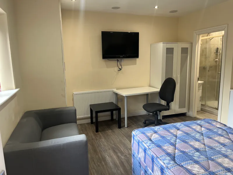 Derby Grove: Student Studio Flat NG7 1PF - Image 4
