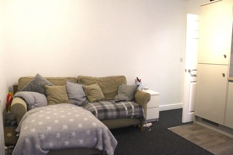 High Street // 1 Bed Apartment // AUG 2026 - Image 2