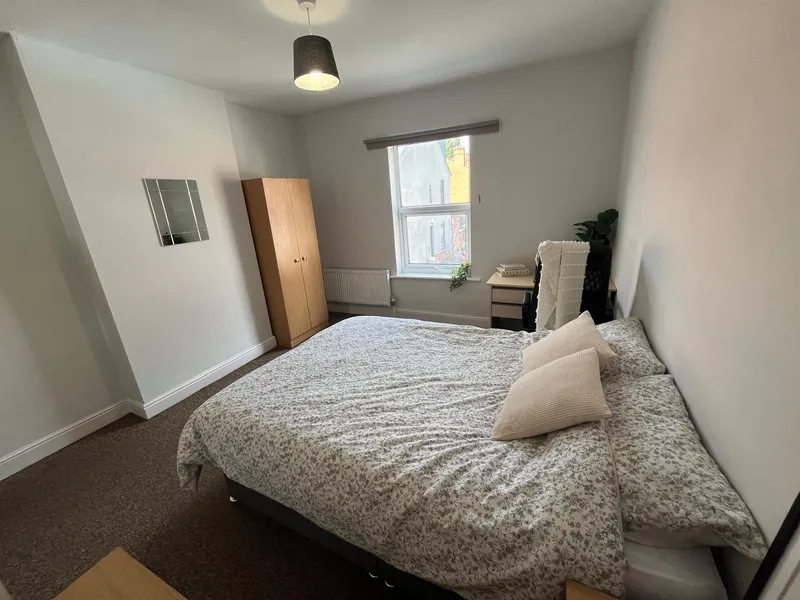 Spacious 4 Bedroom House // 2026/7 - Image 21