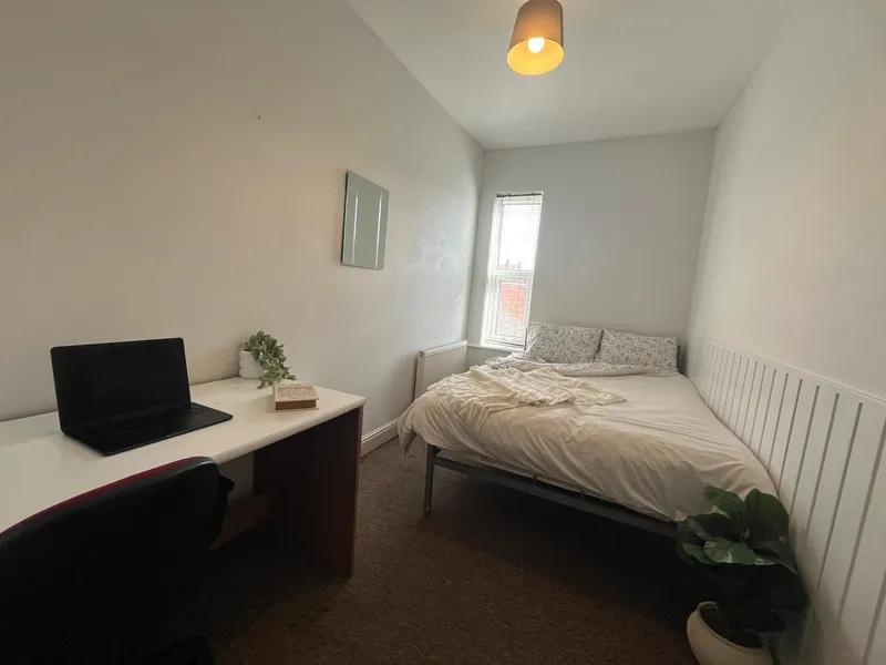 Spacious 4 Bedroom House // 2026/7 - Image 17