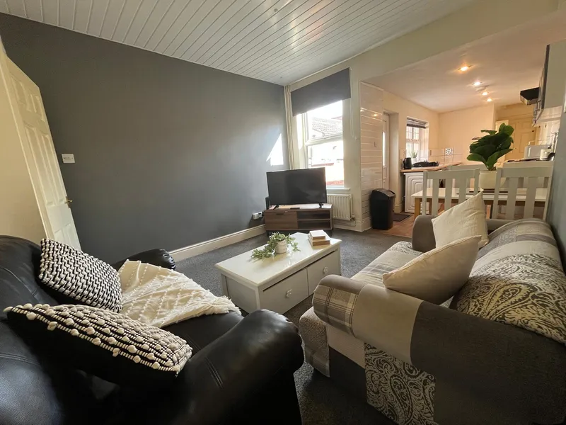 Spacious 4 Bedroom House // 2026/7 - Image 12