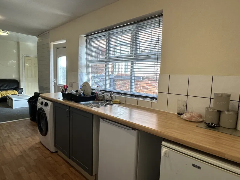 Spacious 4 Bedroom House // 2026/7 - Image 11