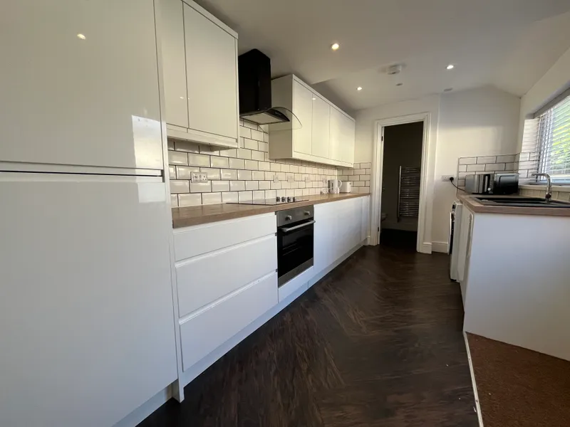 Modern 5 Bedroom House // 2026/7 - Image 7