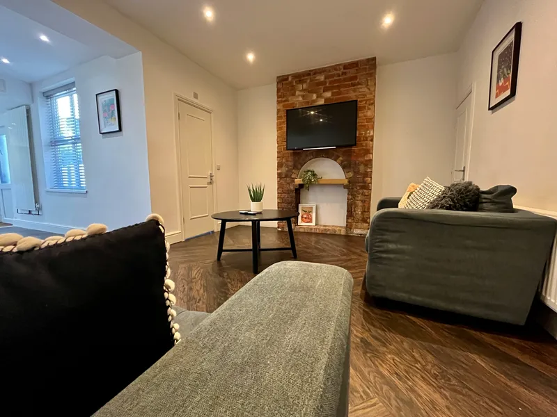 Modern 5 Bedroom House // 2026/7 - Image 25