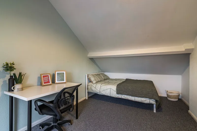 Modern 6 Bedroom House // 2026/7 - Image 11