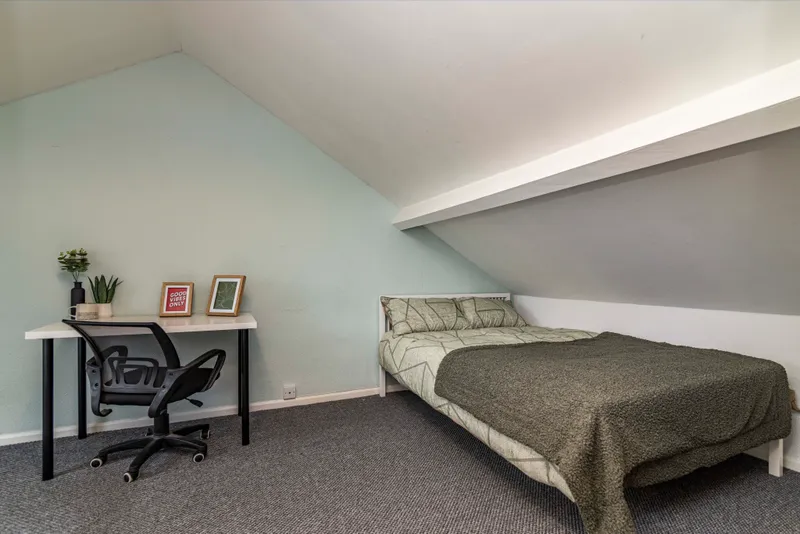 Modern 6 Bedroom House // 2026/7 - Image 13