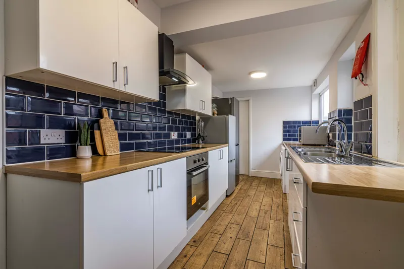 Modern 6 Bedroom House // 2026/7 - Image 14