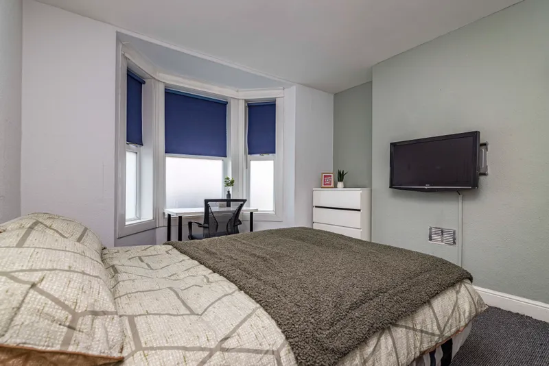 Modern 6 Bedroom House // 2026/7 - Image 3