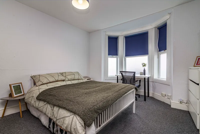 Modern 6 Bedroom House // 2026/7 - Image 4