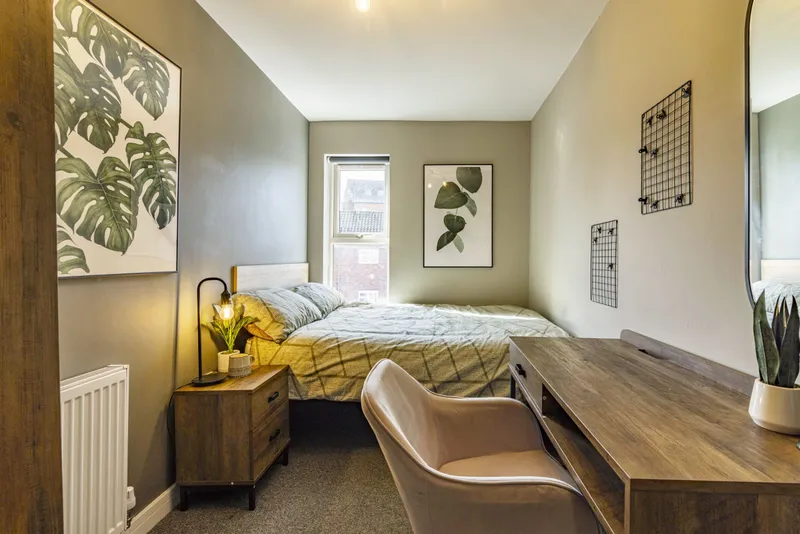 Stylish 6 Bedroom All Ensuite House // 2026/7 - Thumbnail 1