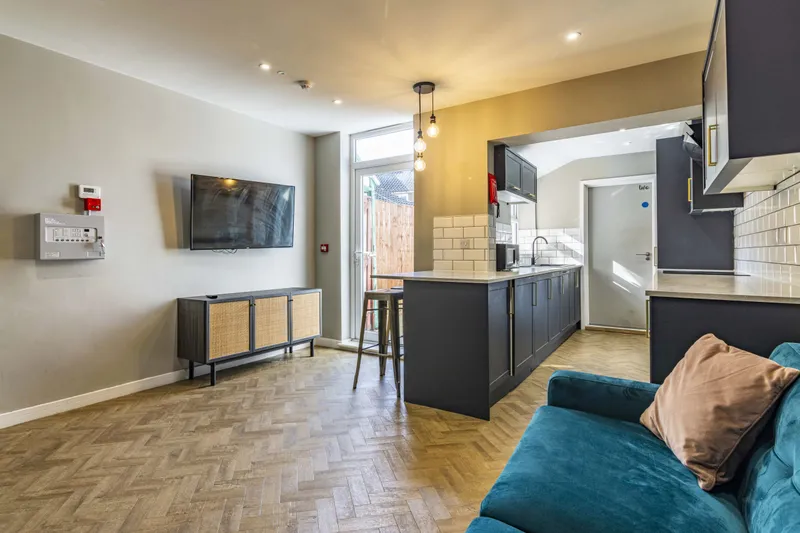 Stylish 6 Bedroom All Ensuite House // 2026/7 - Image 2