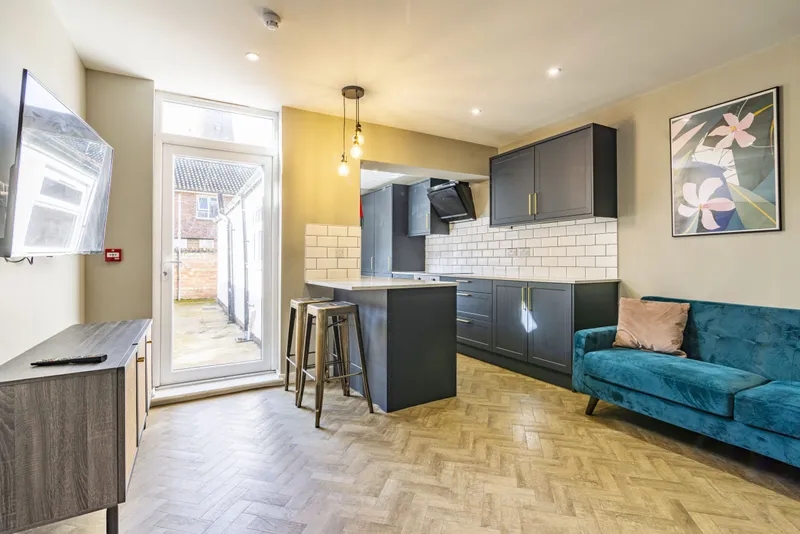 Stylish 6 Bedroom All Ensuite House // 2026/7 - Image 17