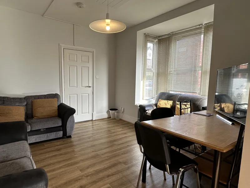 6 Bedroom 3 Bathroom House // 2026/7 - Image 13