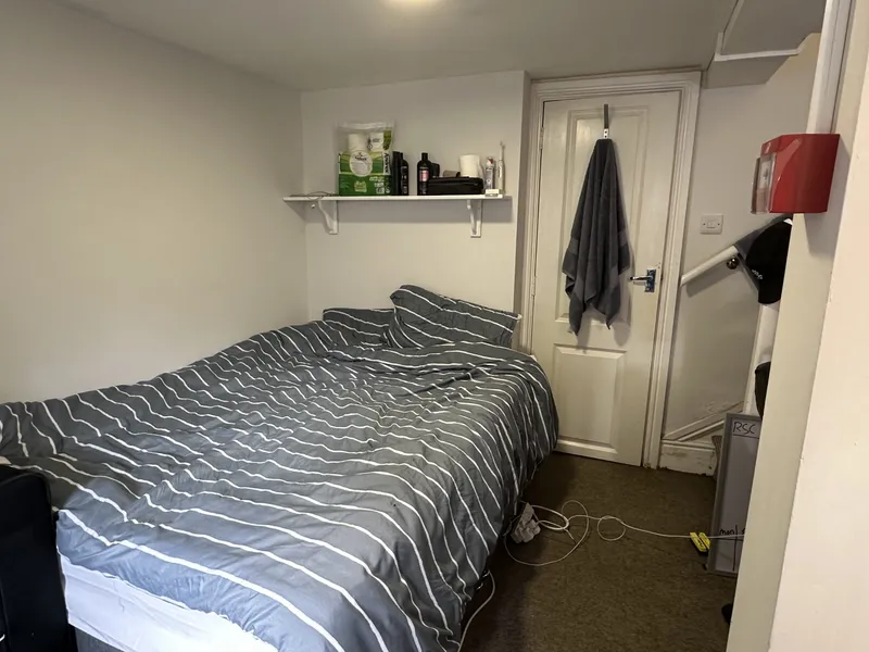 6 Bedroom 3 Bathroom House // 2026/7 - Image 8