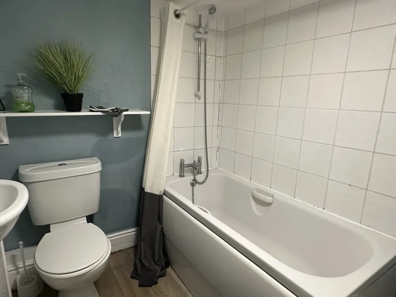 6 Bedroom 3 Bathroom House // 2026/7 - Image 5