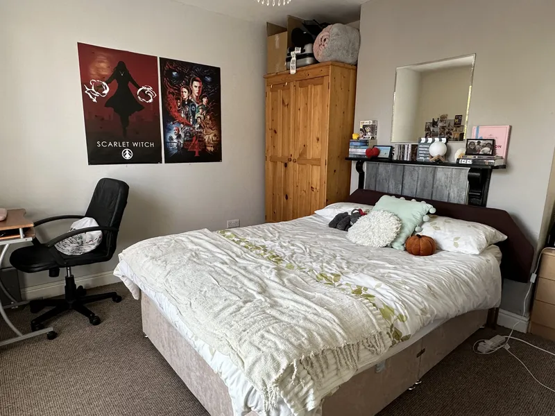 6 Bedroom 3 Bathroom House // 2026/7 - Thumbnail 1