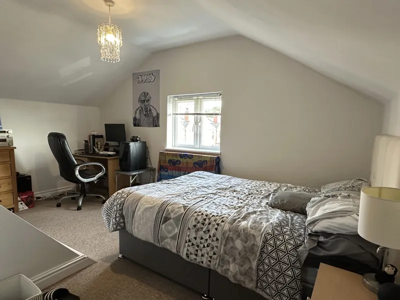 6 Bedroom 3 Bathroom House // 2026/7 - Image 3